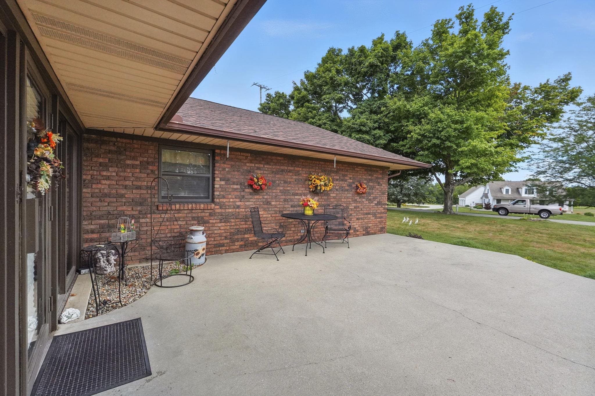 7555 West River Road South Whitley, IN 46787 - Photo 2 of 36