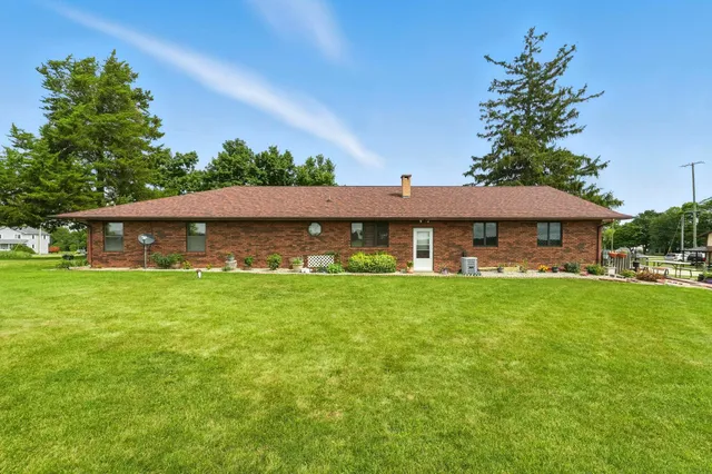 $409,400 | 7555 West River Road, South Whitley, IN 46787