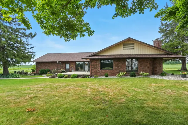 $409,400 | 7555 West River Road, South Whitley, IN 46787