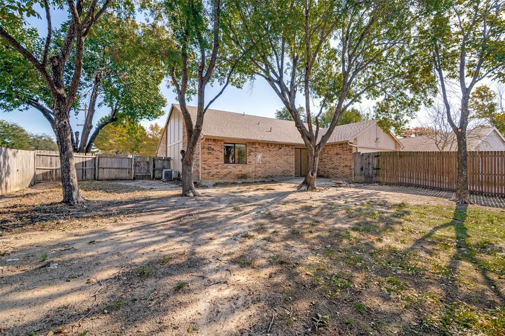 4017 Coryell Way Mesquite, TX 75150 - Photo 12 of 13 a tree in the middle of a yard
