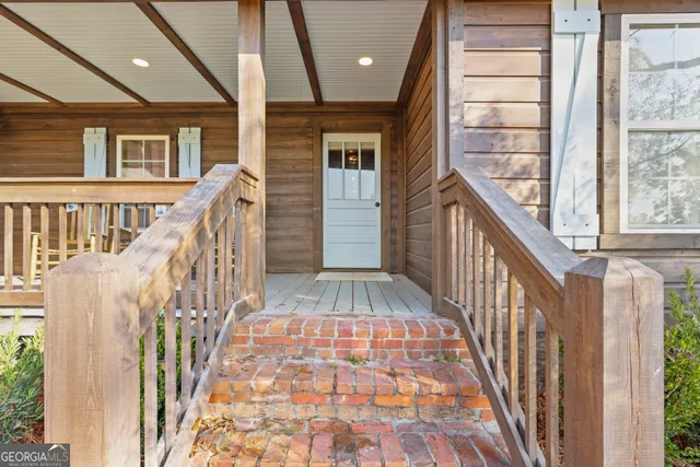a view of entryway with a front door