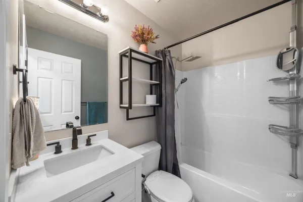 $425,000 | 343 East Joshua Tree Drive, Meridian, ID 83646