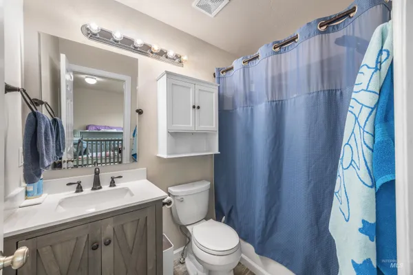 $425,000 | 343 East Joshua Tree Drive, Meridian, ID 83646