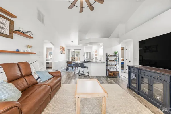 $425,000 | 343 East Joshua Tree Drive, Meridian, ID 83646