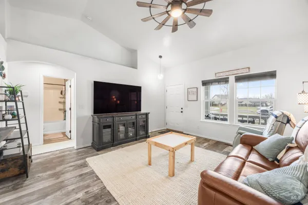 $425,000 | 343 East Joshua Tree Drive, Meridian, ID 83646