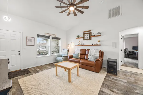 $425,000 | 343 East Joshua Tree Drive, Meridian, ID 83646