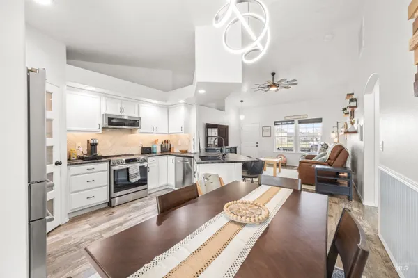 $425,000 | 343 East Joshua Tree Drive, Meridian, ID 83646