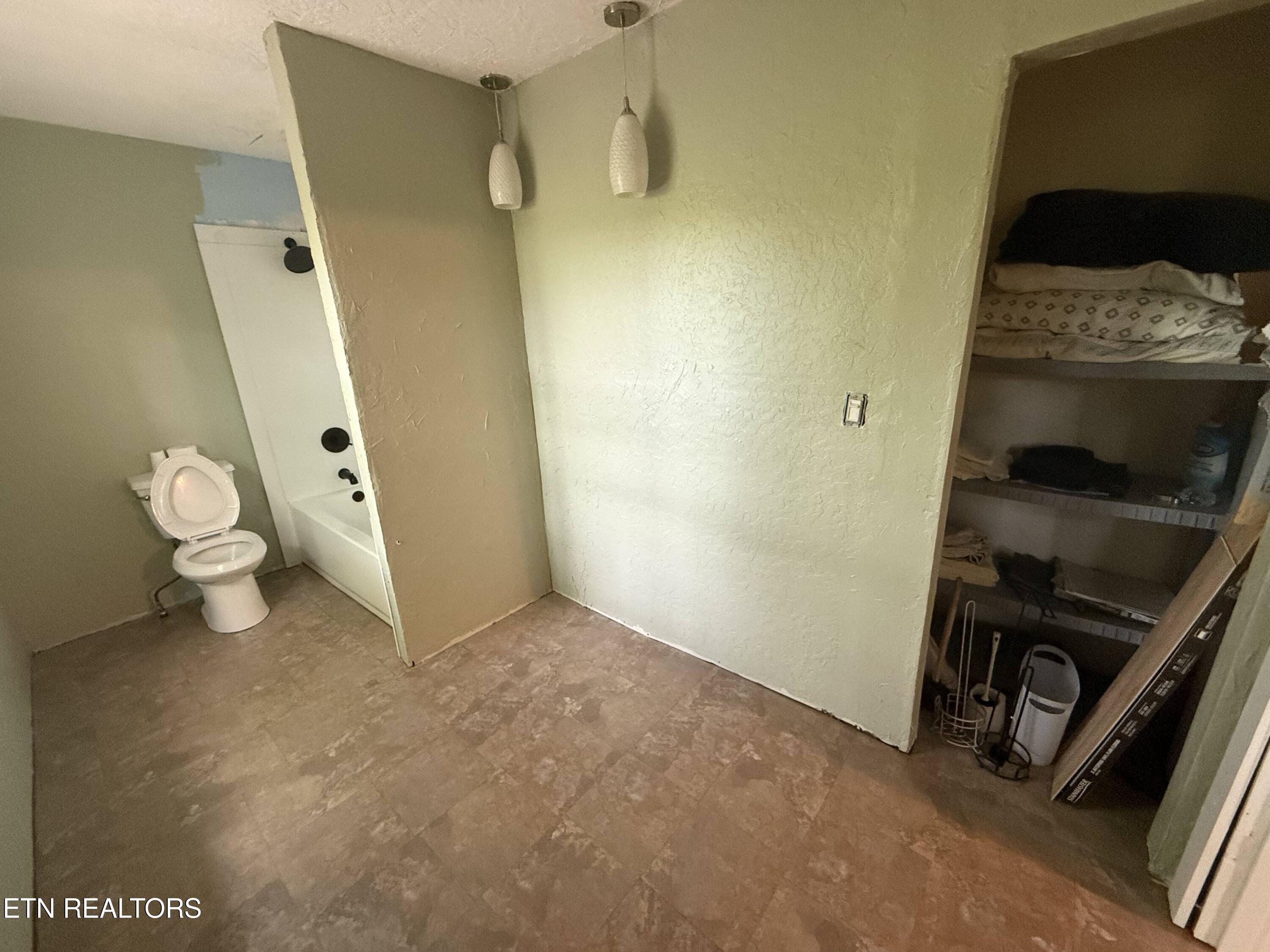 2850 Hodges Ferry Road Kodak, TN 37764 - Photo 23 of 35 Primary Bath