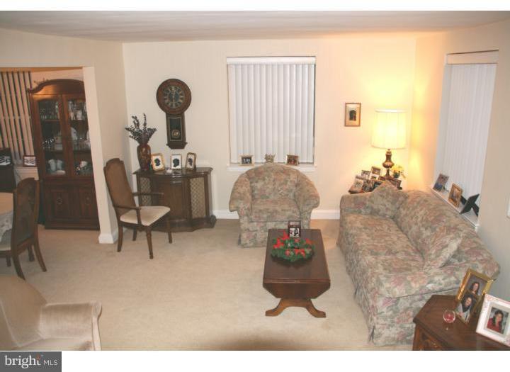 346 Wyndmoor Road Springfield, PA 19064 - Photo 5 of 25 Living Room