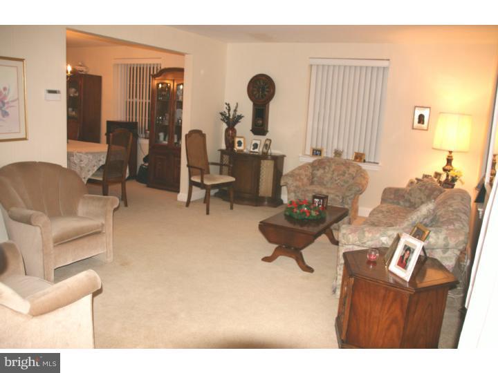 346 Wyndmoor Road Springfield, PA 19064 - Photo 6 of 25 Living Room