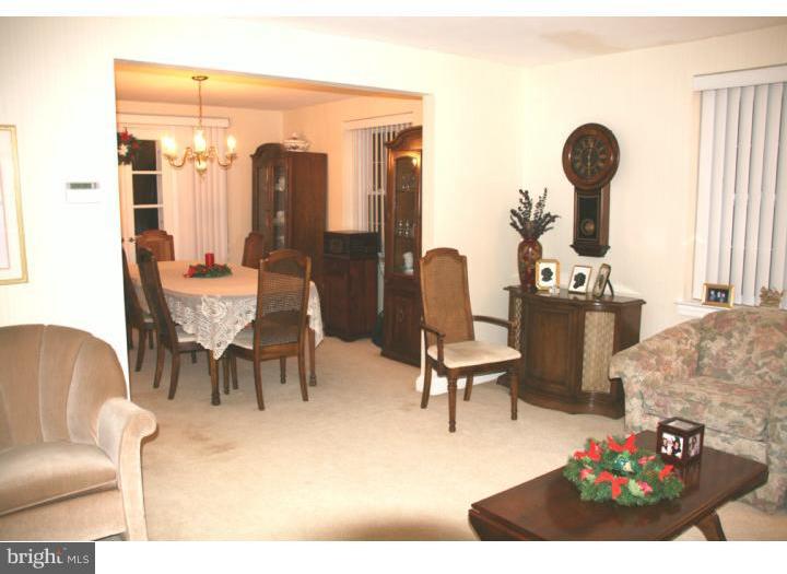 346 Wyndmoor Road Springfield, PA 19064 - Photo 8 of 25 Living Room