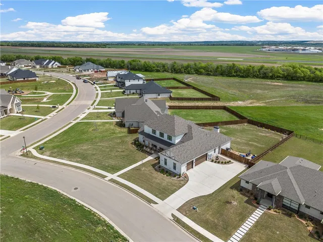$1,295,000 | 900 Glorietta Drive, McGregor, TX 76657