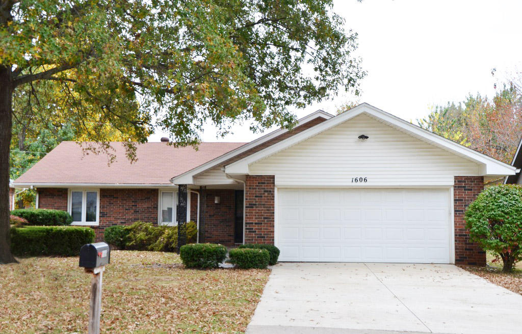 1606 East Hanover Street Springfield, MO 65804 - Photo 1 of 1 DSC_5966