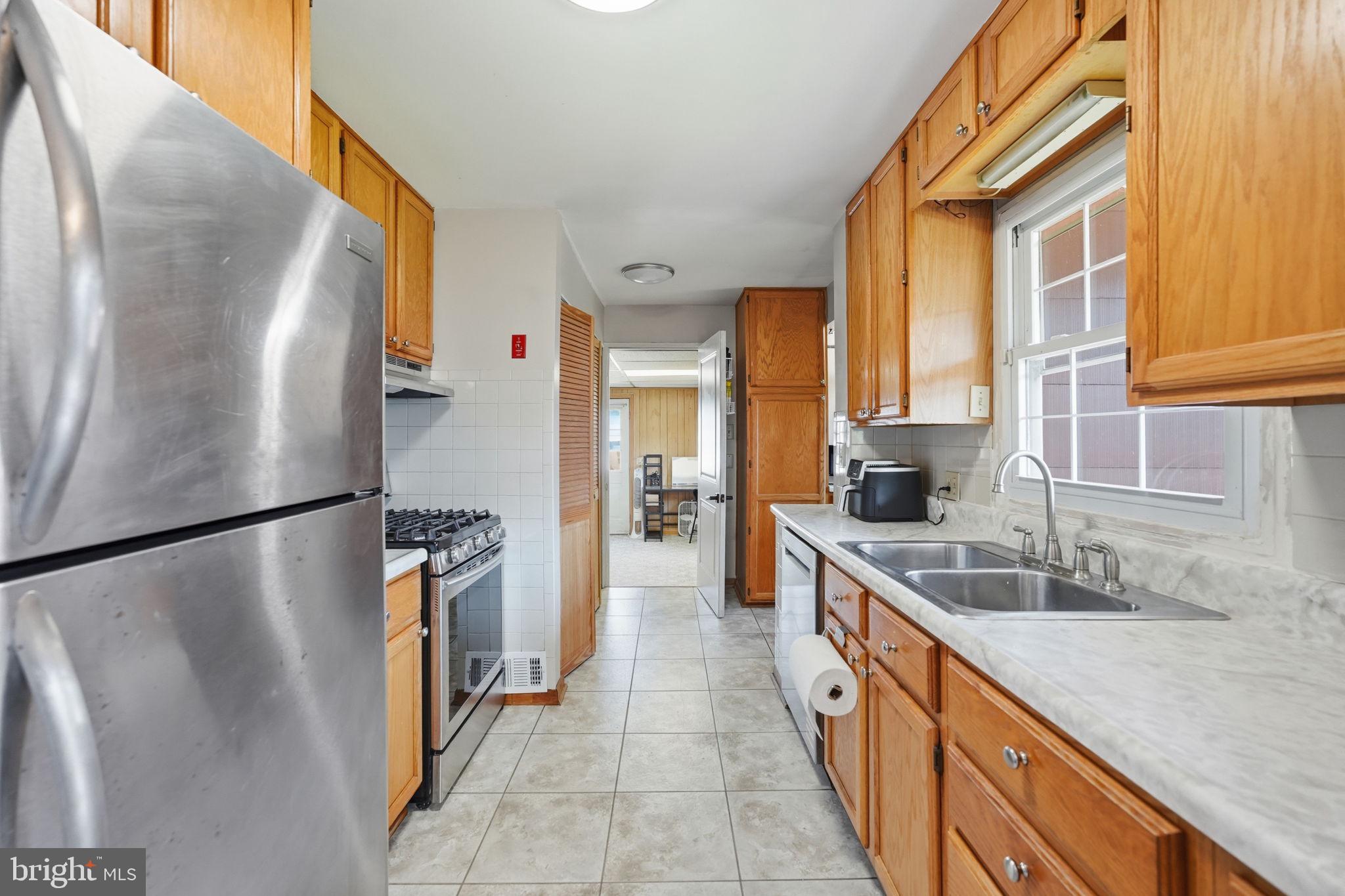 906 Wingfield Road Woodbridge, VA 22191 - Photo 12 of 31 Bright and inviting kitchen space.