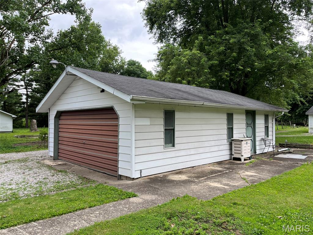 1367 Historic Old Rte 66 Staunton, IL 62088 - Photo 4 of 23