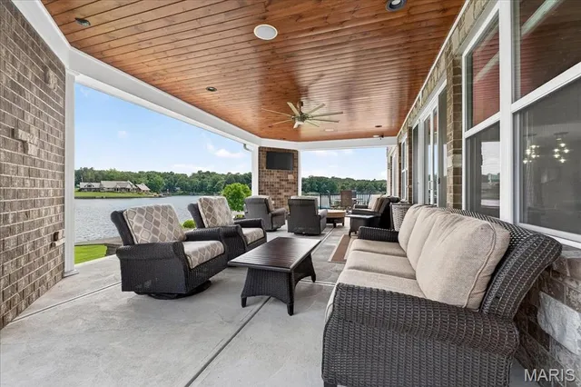 $889,900 | 6020 North Lakeshore Drive, Hillsboro, MO 63050