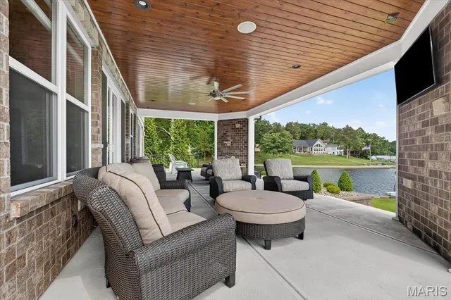 $889,900 | 6020 North Lakeshore Drive, Hillsboro, MO 63050