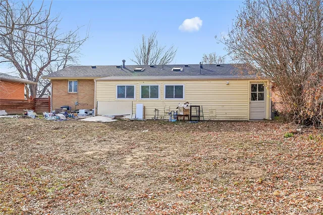 a view of a house with backyard