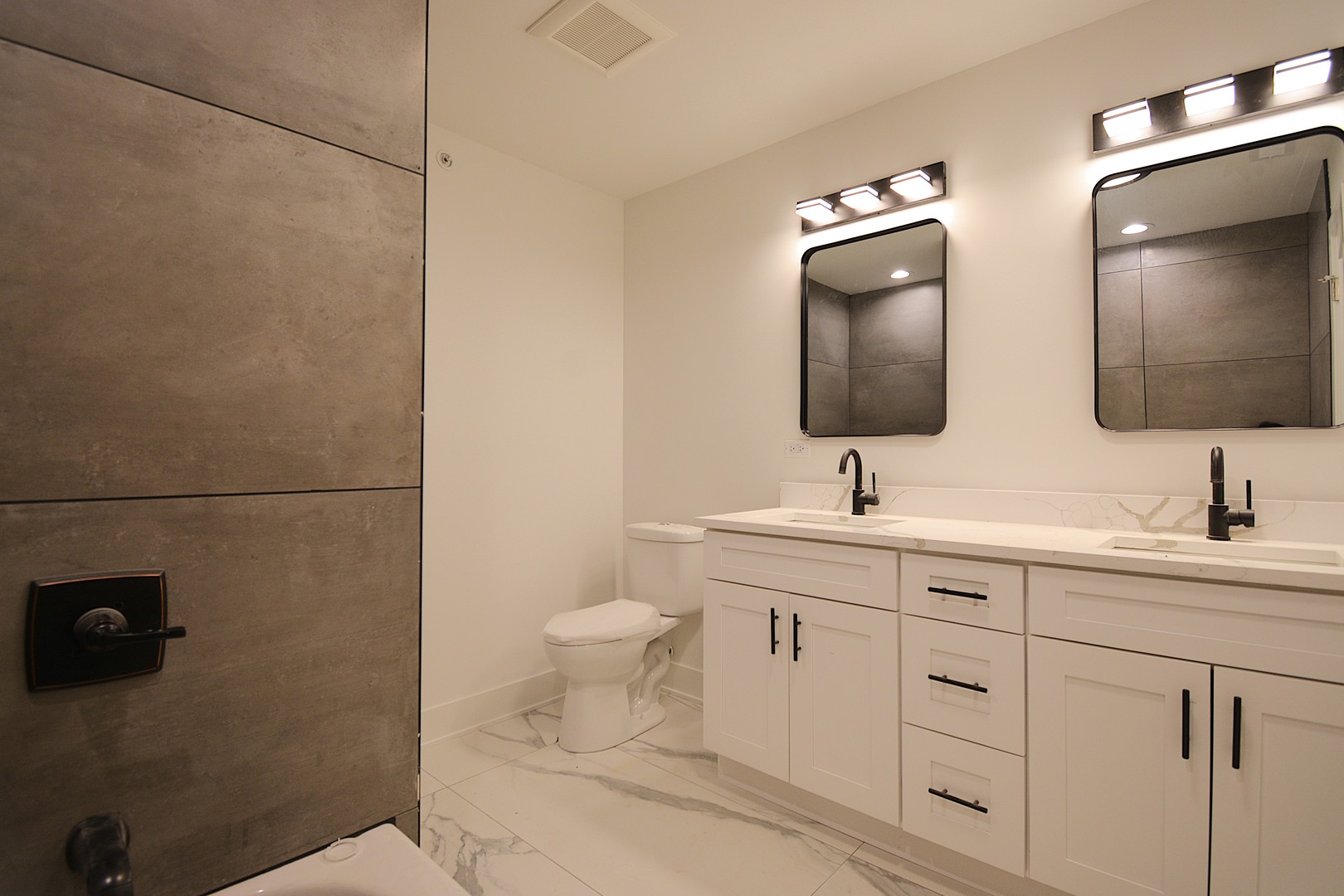 7431 Covington Place Justice, IL 60458 - Photo 14 of 23 a bathroom with a toilet sink and mirror