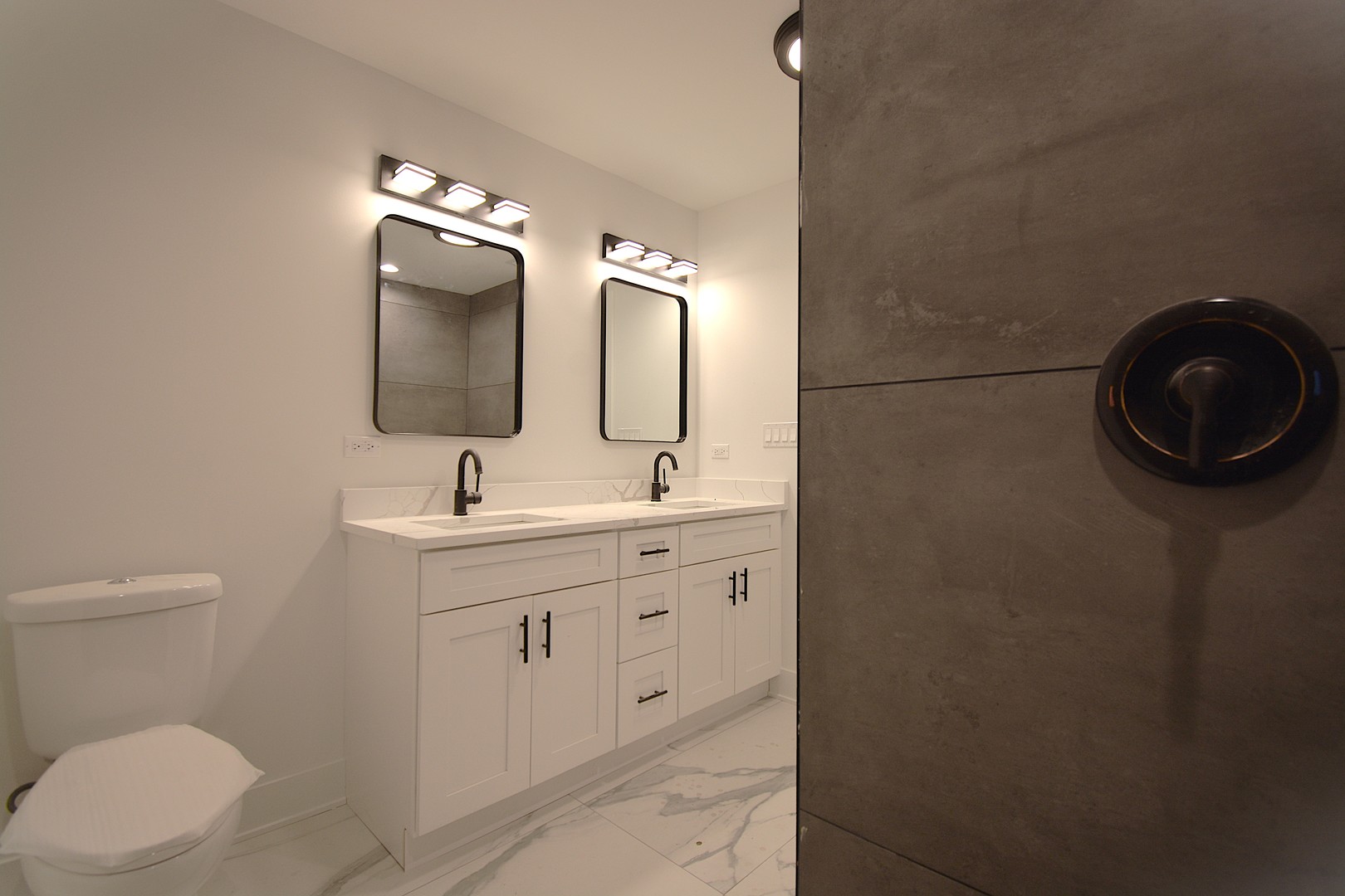 7431 Covington Place Justice, IL 60458 - Photo 16 of 23 a bathroom with a toilet a sink and mirror