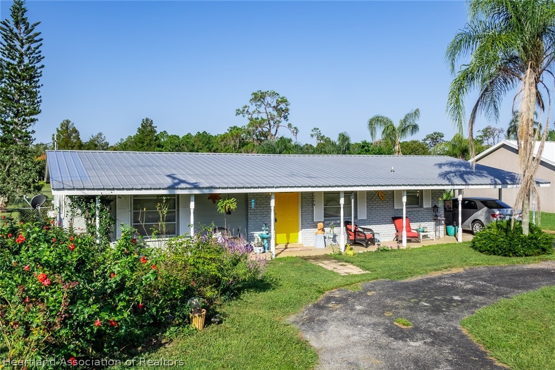 3264 Golfview Road Sebring, FL 33875 - Photo 27 of 27 a front view of a house with garden