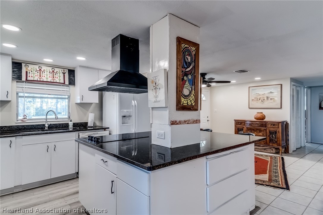 3264 Golfview Road Sebring, FL 33875 - Photo 4 of 27 a kitchen with granite countertop a sink and cabinets