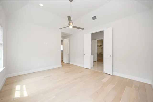 a view of empty room with a ceiling fan