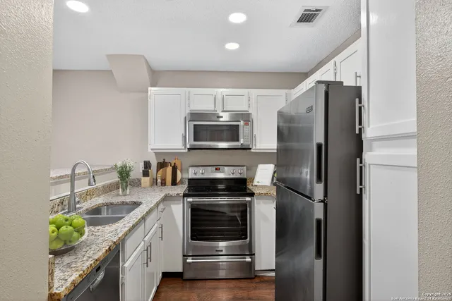 $1,299 | 4107 Medical Drive, Unit 2204, San Antonio, TX 78229