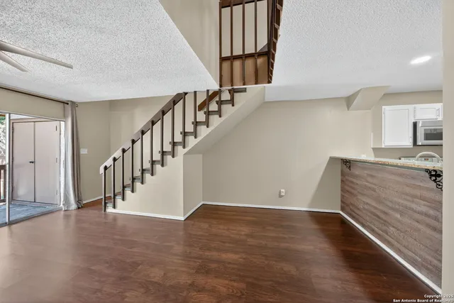 $1,299 | 4107 Medical Drive, Unit 2204, San Antonio, TX 78229