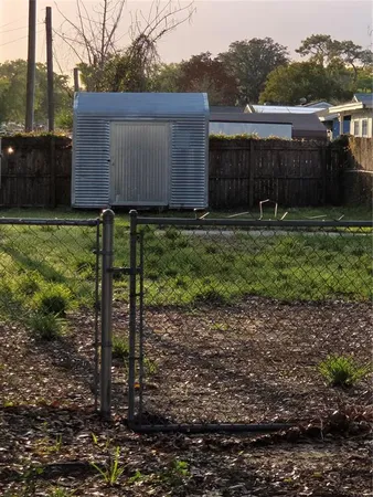 a view of a backyard