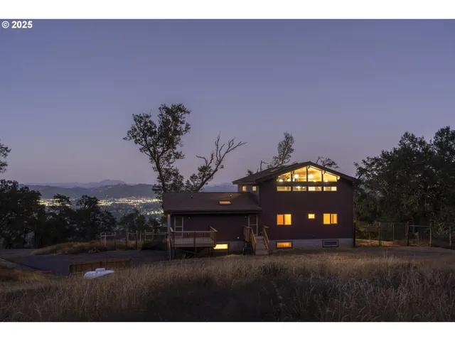 $725,000 | 880 Jewel Drive, Roseburg, OR 97471