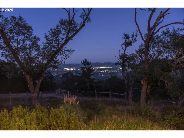 $725,000 | 880 Jewel Drive, Roseburg, OR 97471