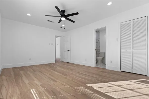 a view of a livingroom with a ceiling fan & entryway