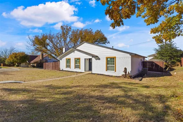 a view of a yard in front of the house