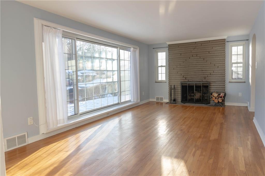2523 Collins Road Pittsburgh, PA 15235 - Photo 2 of 27 Living Room