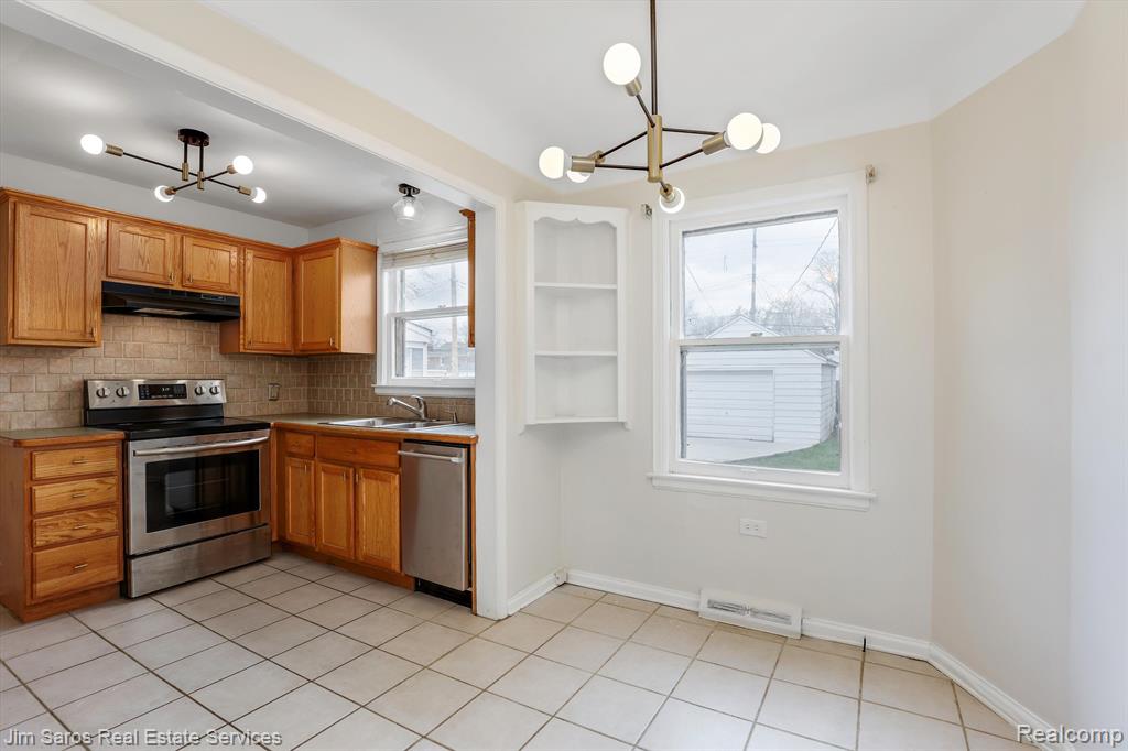 1584 Hampton Road Grosse Pointe Woods, MI 48236 - Photo 6 of 18