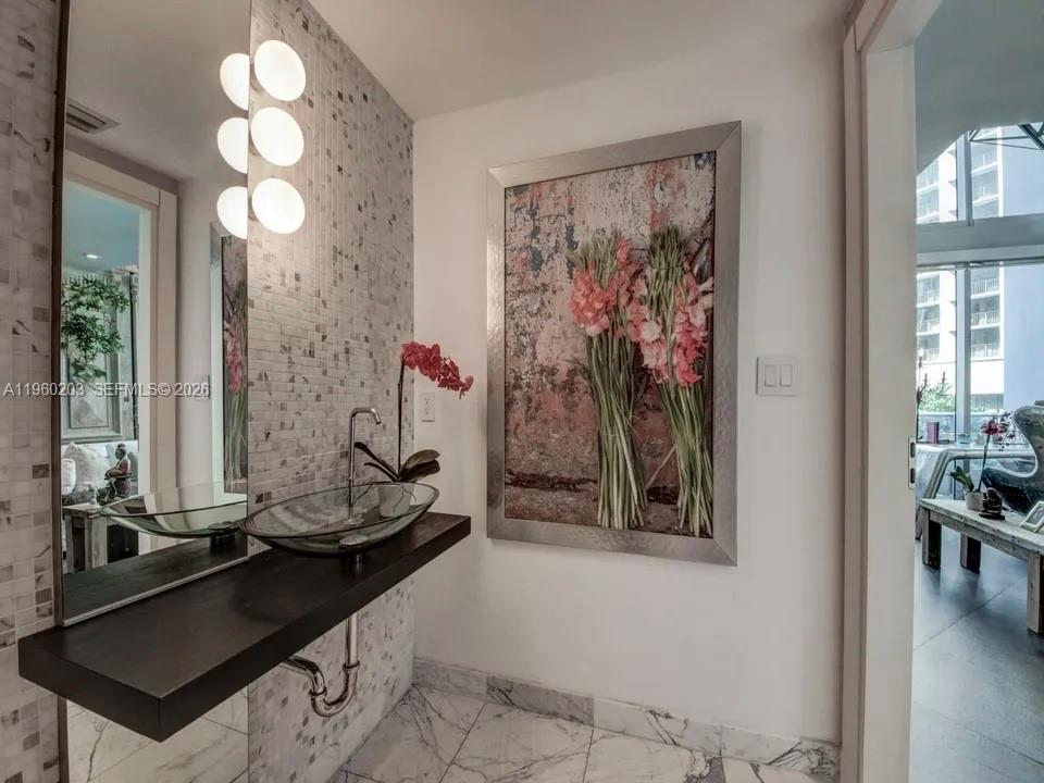 200 Biscayne Blvd Way, Unit 501 Miami, FL 33131 - Photo 7 of 15 a view of a dining room with window