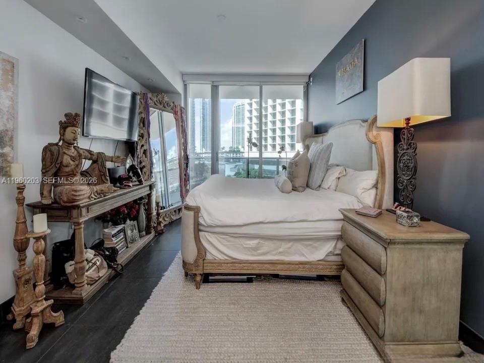 200 Biscayne Blvd Way, Unit 501 Miami, FL 33131 - Photo 10 of 15 a bedroom with a bed and a window