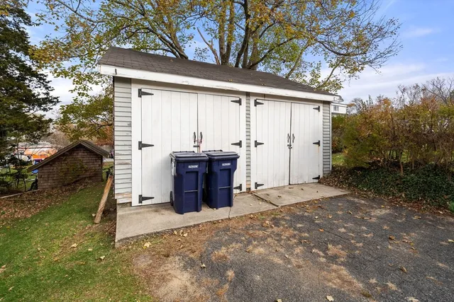 a view of a house with backyard and trees
