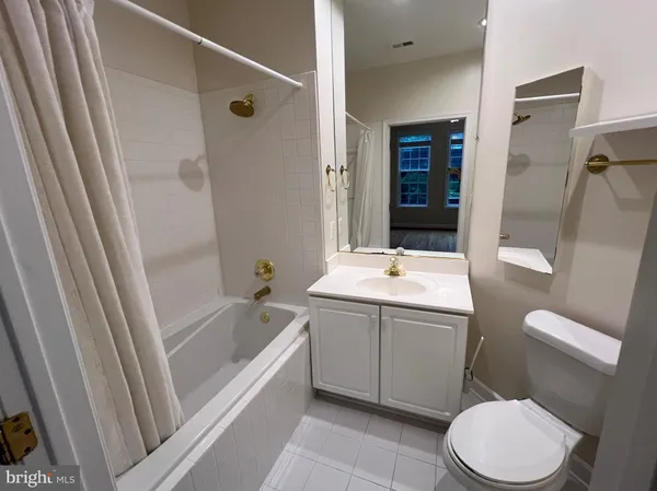 $3,345 | 1320 North Wayne Street, Unit 106, Arlington, VA 22201