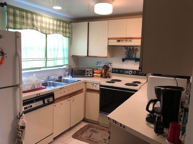 5310 Elmhurst Road, Unit E West Palm Beach, FL 33417 - Photo 4 of 24 Kitchen