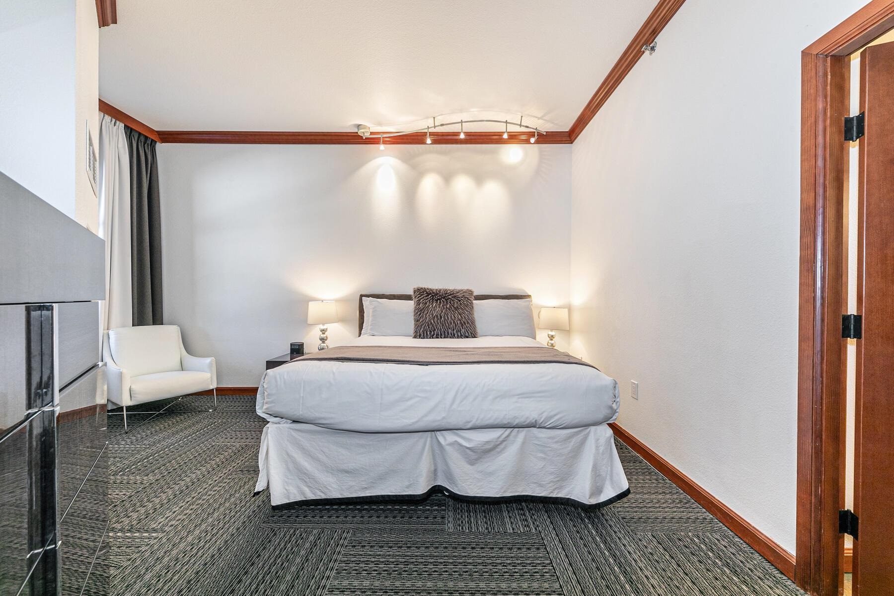 400 Resort Road, Unit 118 120 Olympic Valley, CA 96146 - Photo 8 of 27 a bedroom with a bed wooden floor and lamp