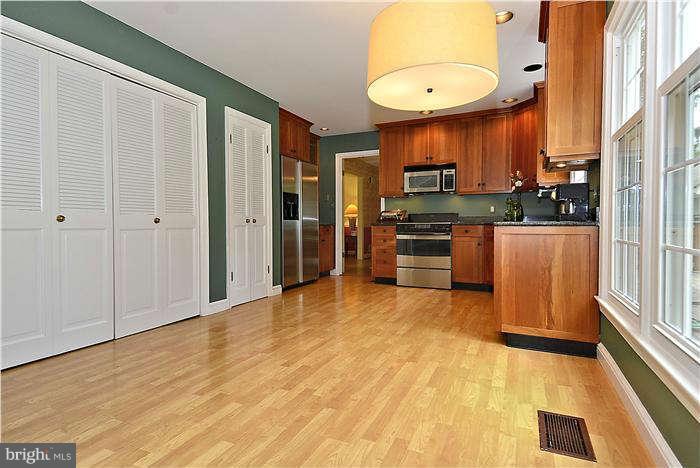 15701 Tierra Drive Silver Spring, MD 20906 - Photo 9 of 30 Kitchen with breakfast area
