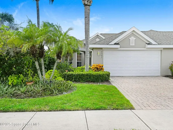 a view of a front of house with a yard