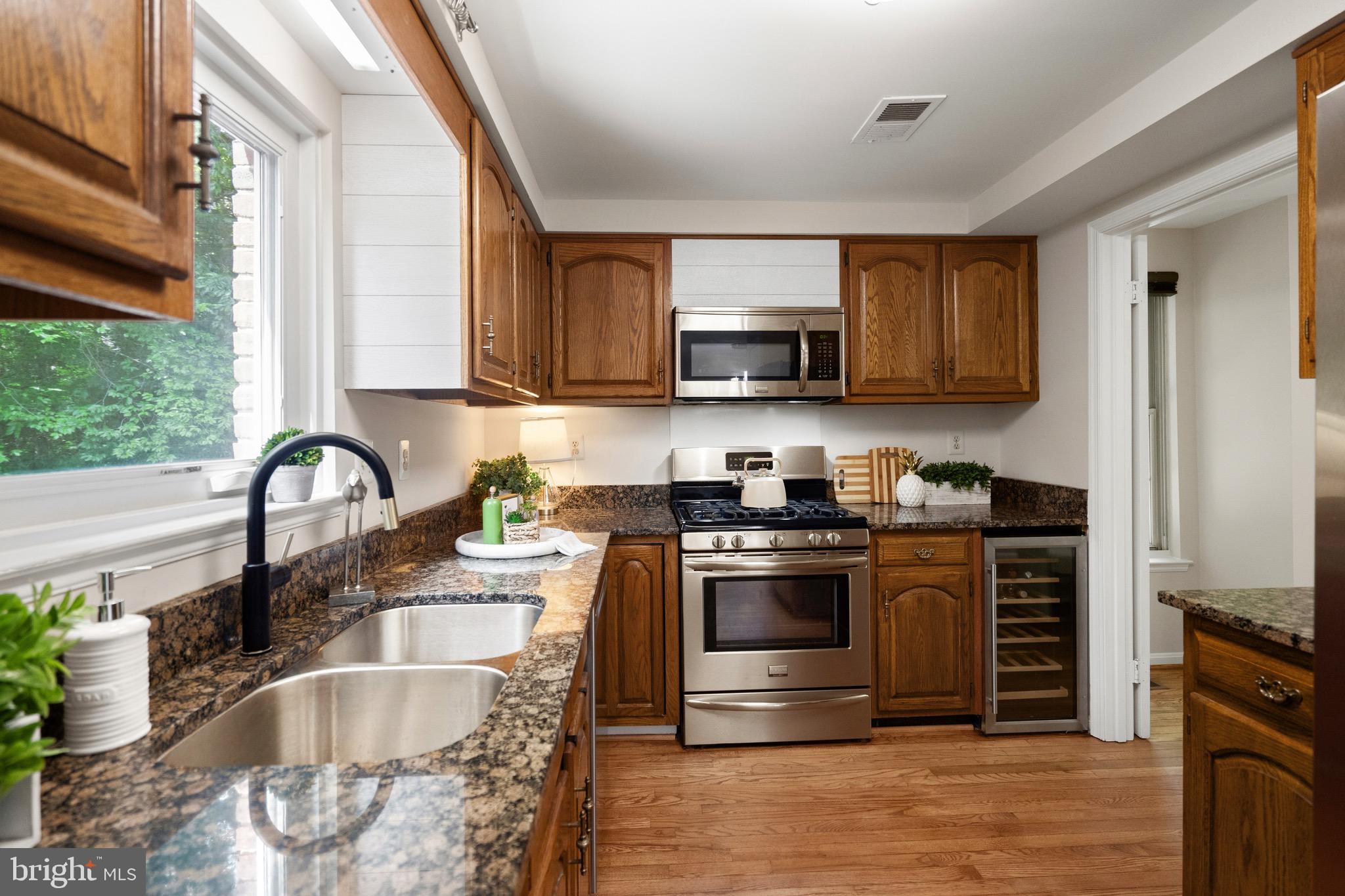 8943 Park Forest Drive Springfield, VA 22152 - Photo 22 of 74 Granite countertops