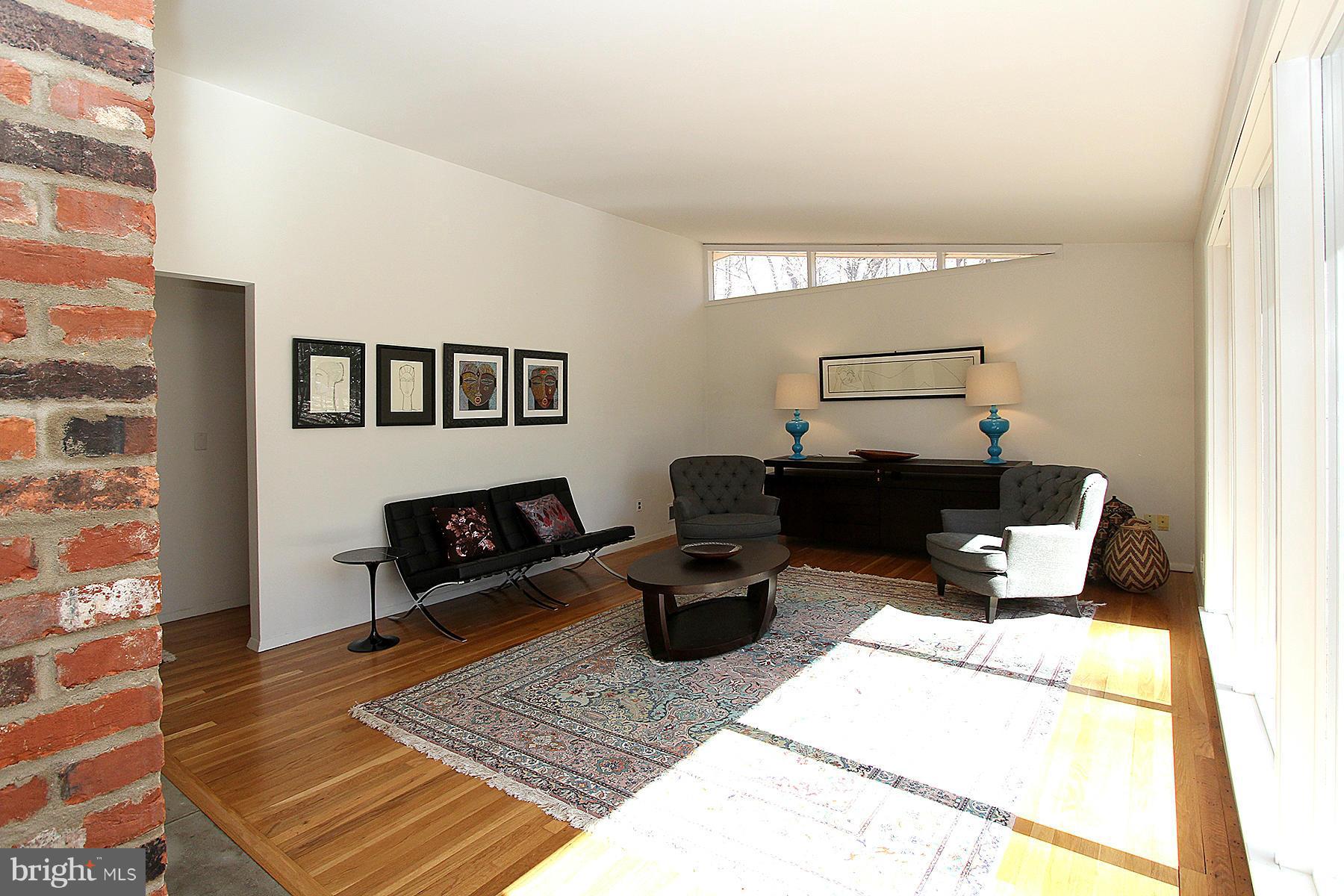 10315 Lloyd Road Potomac, MD 20854 - Photo 2 of 30 Family Room