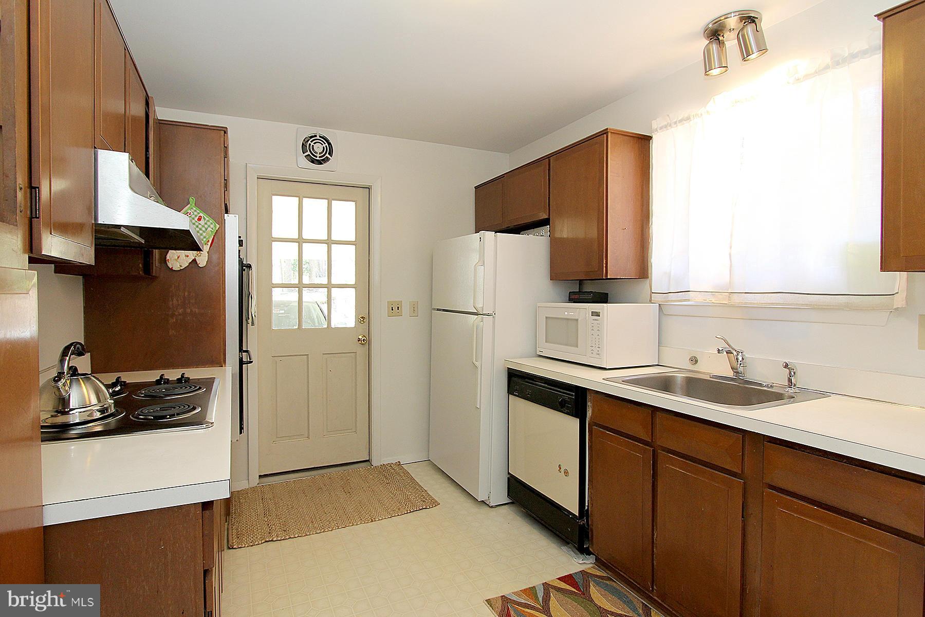 10315 Lloyd Road Potomac, MD 20854 - Photo 15 of 30 Kitchen