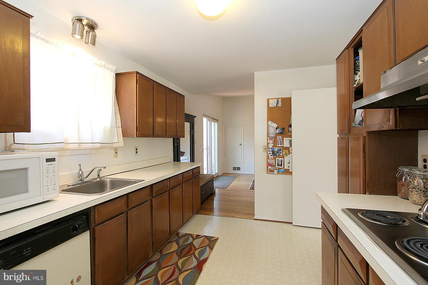 10315 Lloyd Road Potomac, MD 20854 - Photo 16 of 30 Kitchen