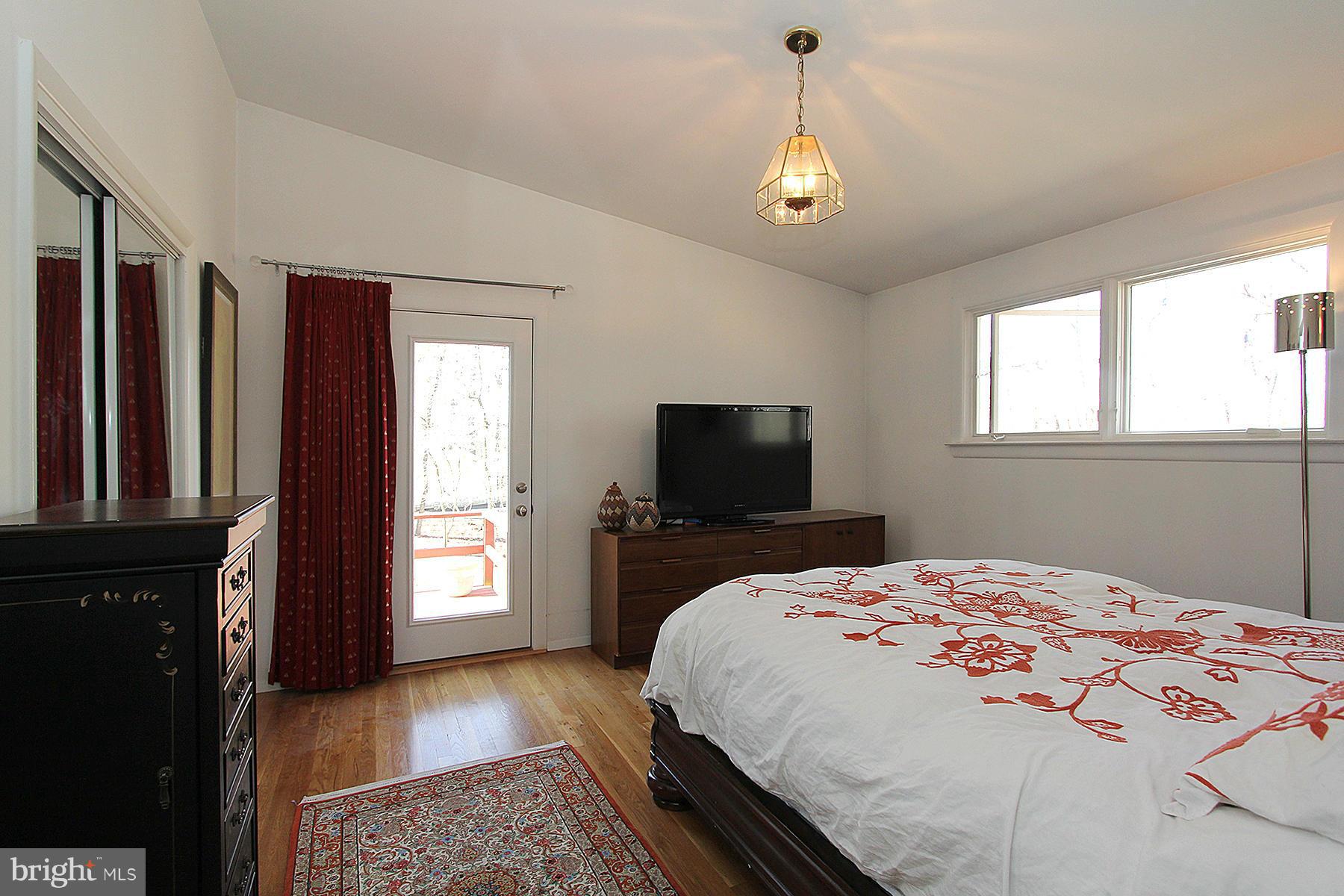 10315 Lloyd Road Potomac, MD 20854 - Photo 20 of 30 Bedroom (Master)