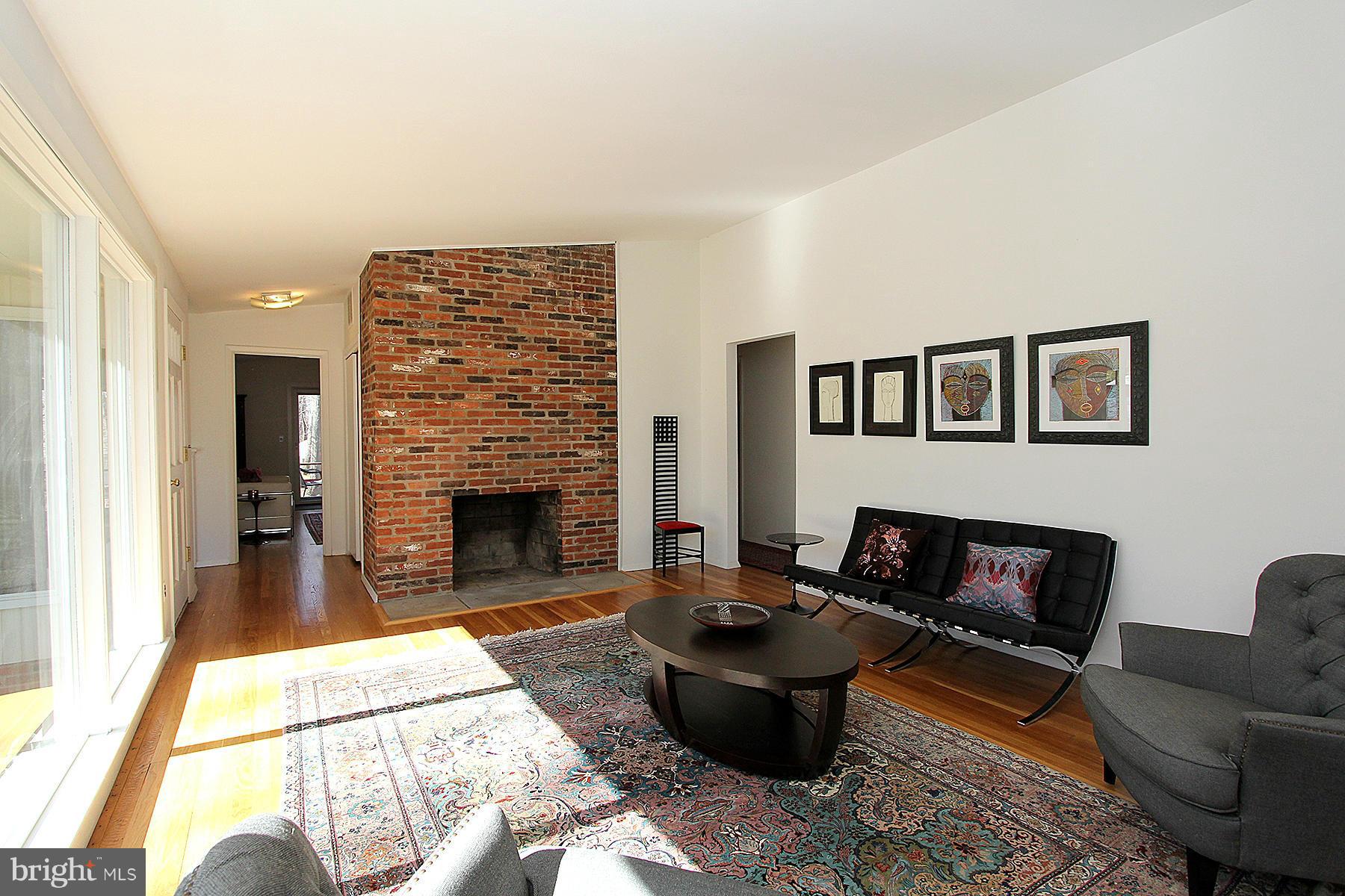 10315 Lloyd Road Potomac, MD 20854 - Photo 3 of 30 Family Room